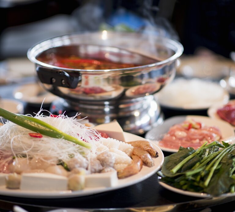 Szenerie eines chinesischen Fondues mit typischen Zutaten.  | © StockFood