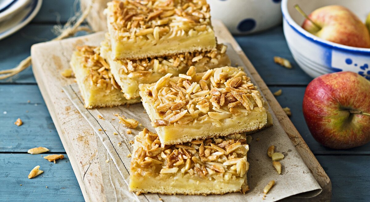Apfel-Bienenstich angeschnitten.