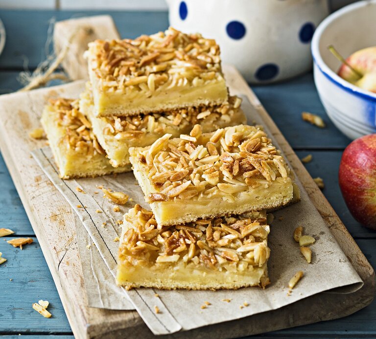 Apfel-Bienenstich angeschnitten. | © StockFood/Schardt, Wolfgang/Jalag