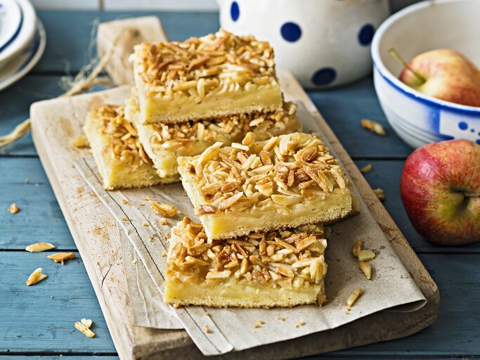 Apfel-Bienenstich angeschnitten. | © StockFood/Schardt, Wolfgang/Jalag