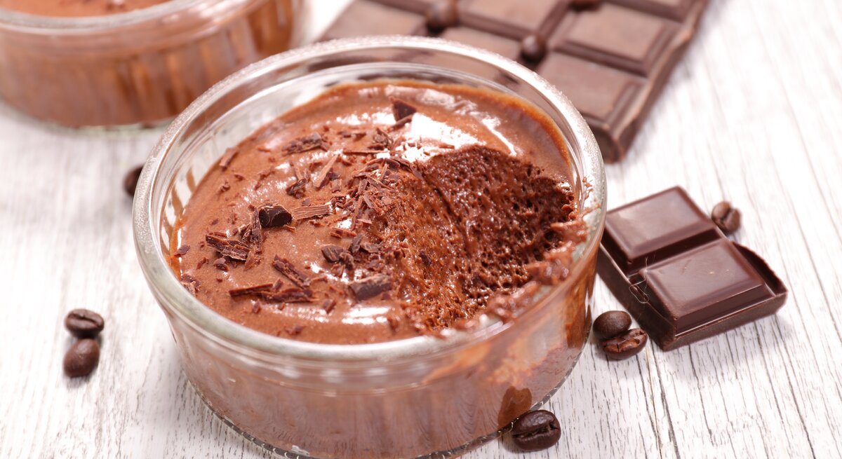 Glasschale gefüllt mit selbstgemachter Mousse au Chocolate.