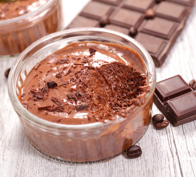 Glasschale gefüllt mit selbstgemachter Mousse au Chocolate. | © iStock/ margouillatphotos