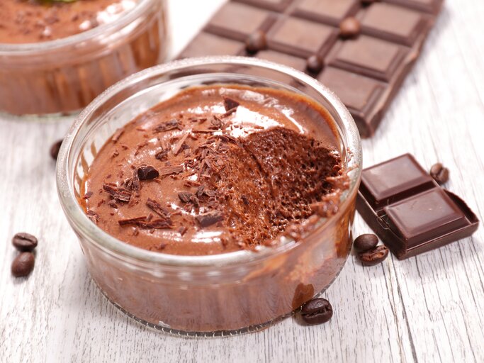 Glasschale gefüllt mit selbstgemachter Mousse au Chocolate. | © iStock/ margouillatphotos
