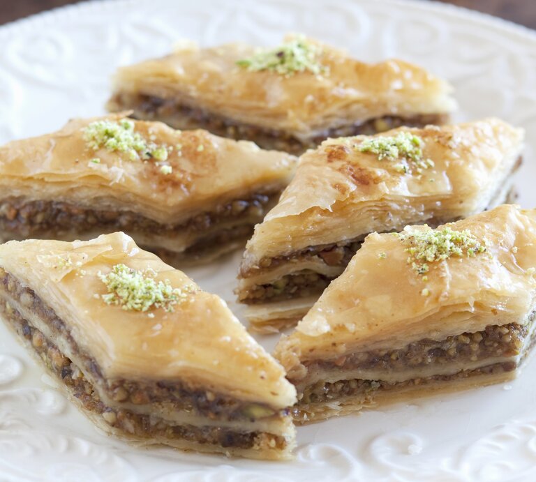 Rautenförmiges Baklava auf einem weißen Pozellanteller nah und von vorne fotografiert | © StockFood / Hammond, Louise