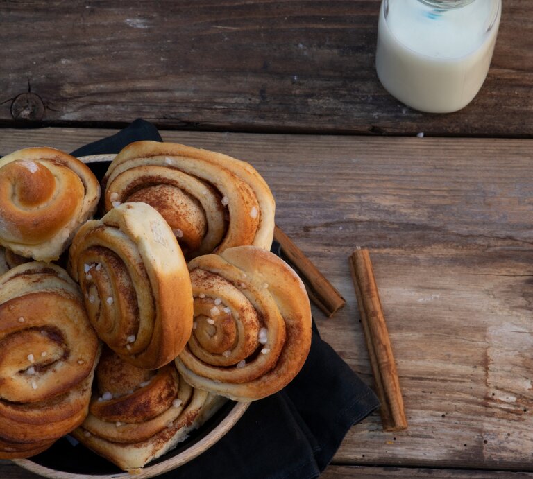 Mehrere schwedische Zimtschnecken in rustikalem Ambiente. | © iStock/Sarah Biesinger