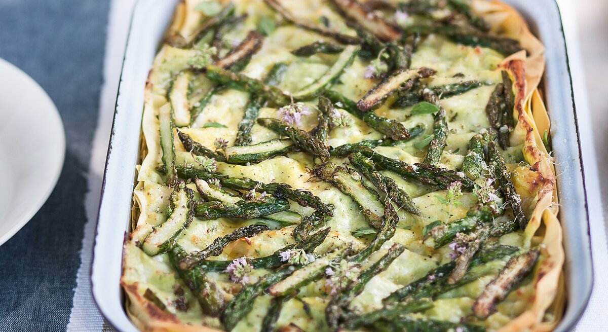 Erbsen-Spargel-Lasagne in einer eckigen Form.