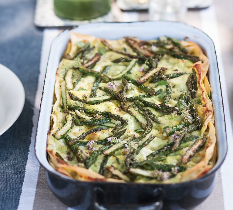 Erbsen-Spargel-Lasagne in einer eckigen Form. | © Stockfood / Stefania Giorgi