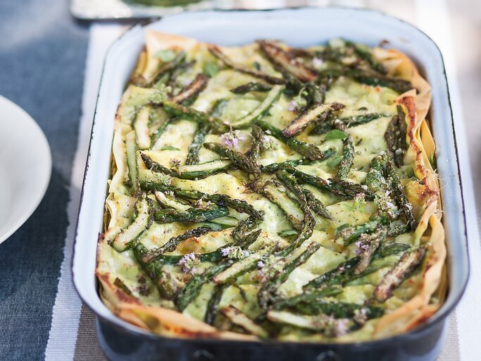 Erbsen-Spargel-Lasagne in einer eckigen Form. | © Stockfood / Stefania Giorgi