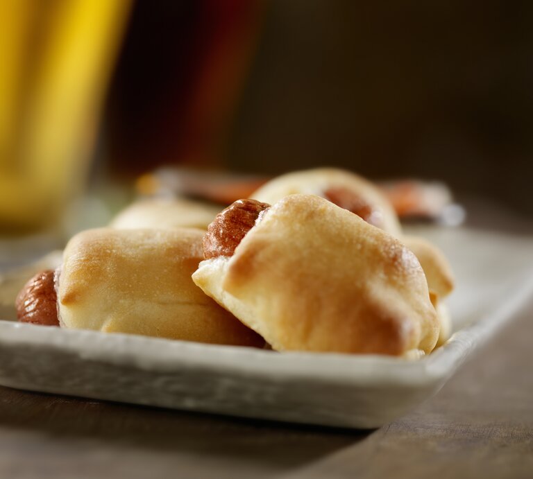 Mini-Hot Dogs auf einem Teller. | © GettyImages/LauriPatterson