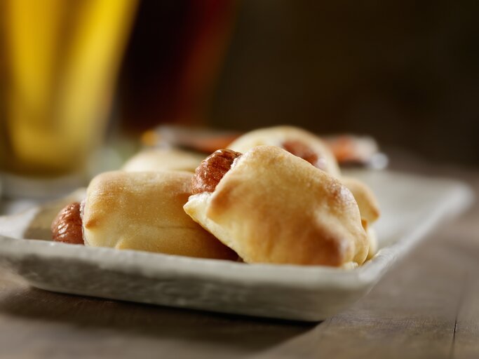 Mini-Hot Dogs auf einem Teller. | © GettyImages/LauriPatterson