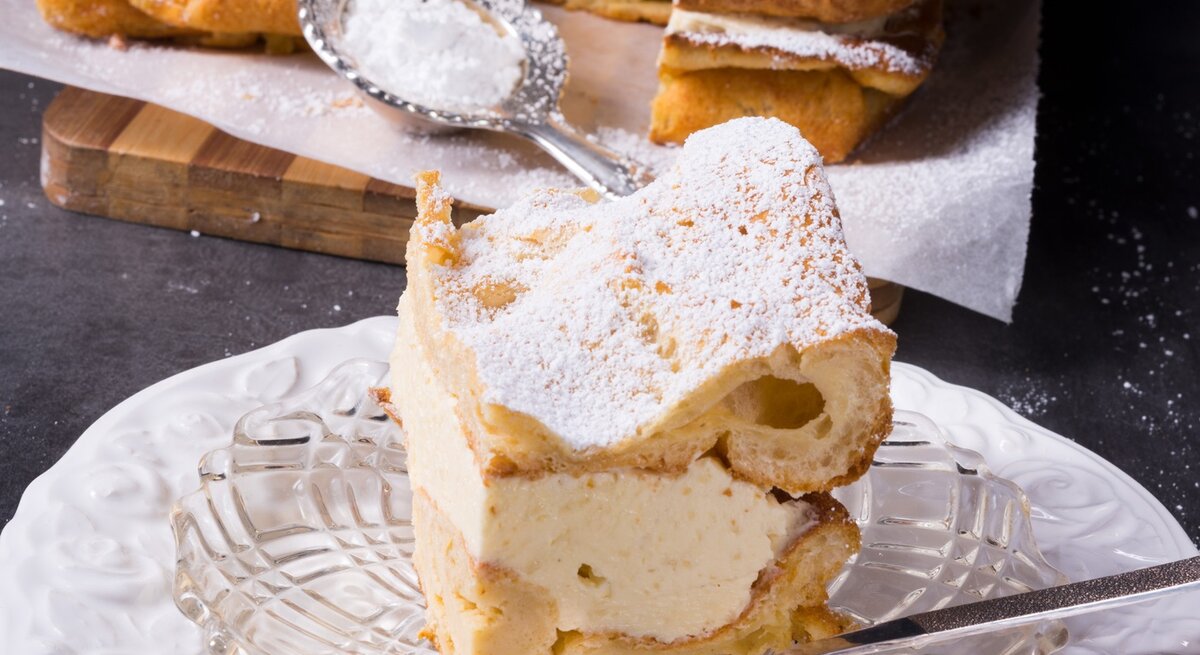 Angeschnittener polnischer Puddingkuchen auf Teller.