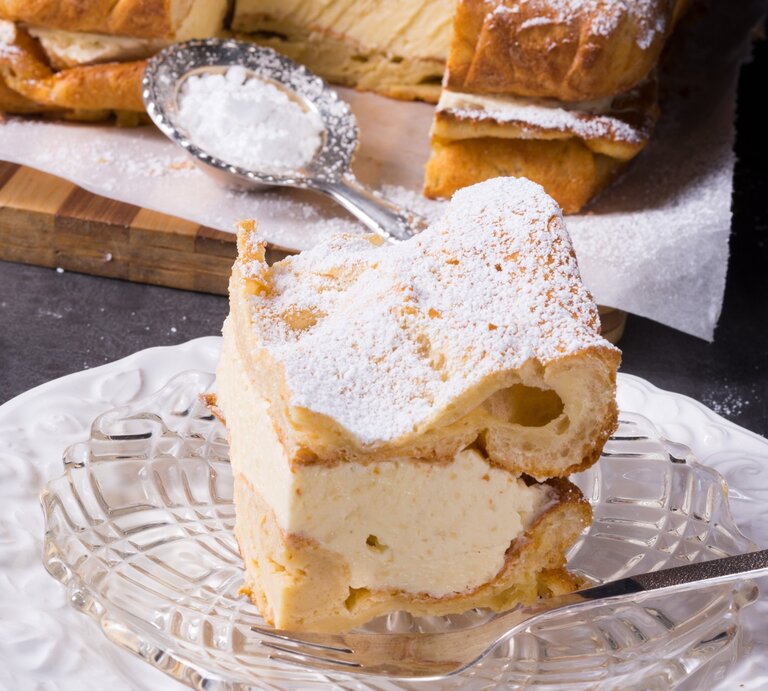 Angeschnittener polnischer Puddingkuchen auf Teller. | © iStock.com/Dar1930