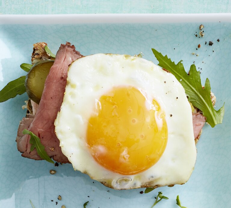 Strammer Protein-Max auf einem weißen Teller. | © EAT CLUB/Isabell Triemer