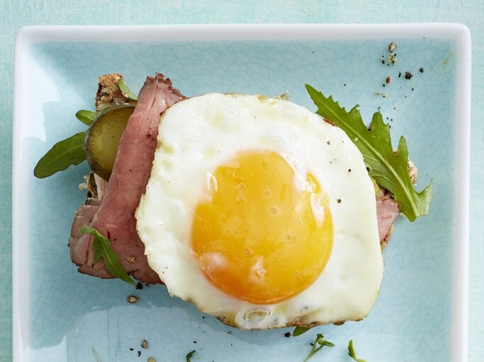 Strammer Protein-Max auf einem weißen Teller. | © EAT CLUB/Isabell Triemer
