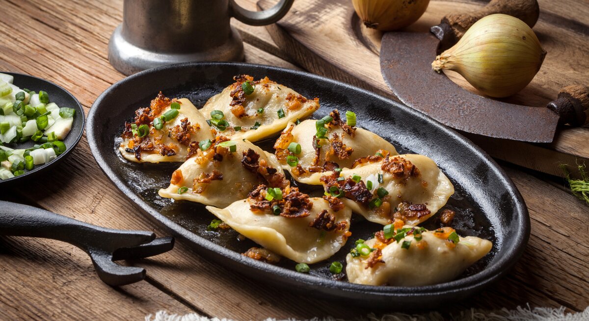 Mehrere Pierogi auf einem teller. 