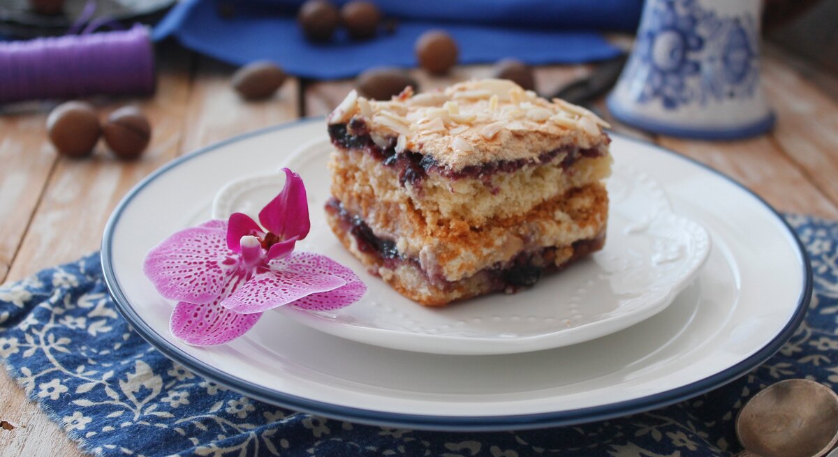 Kuchen mit Baiser und Marmelade in rustikalem Ambiente.