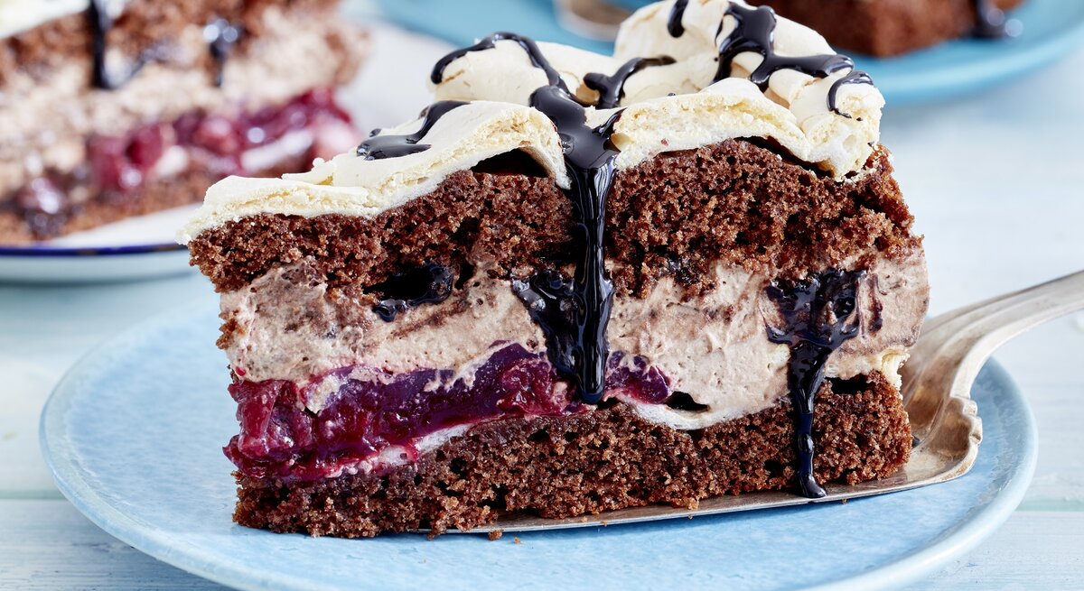 Schneemousse Torte mit Kirschen und Kaffee-Kick.