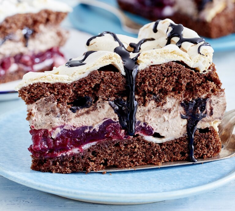 Schneemousse Torte mit Kirschen und Kaffee-Kick. | © Eat Club / Isabell Triemer