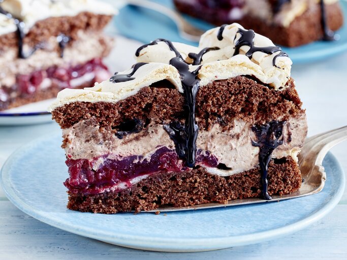 Schneemousse Torte mit Kirschen und Kaffee-Kick. | © Eat Club / Isabell Triemer