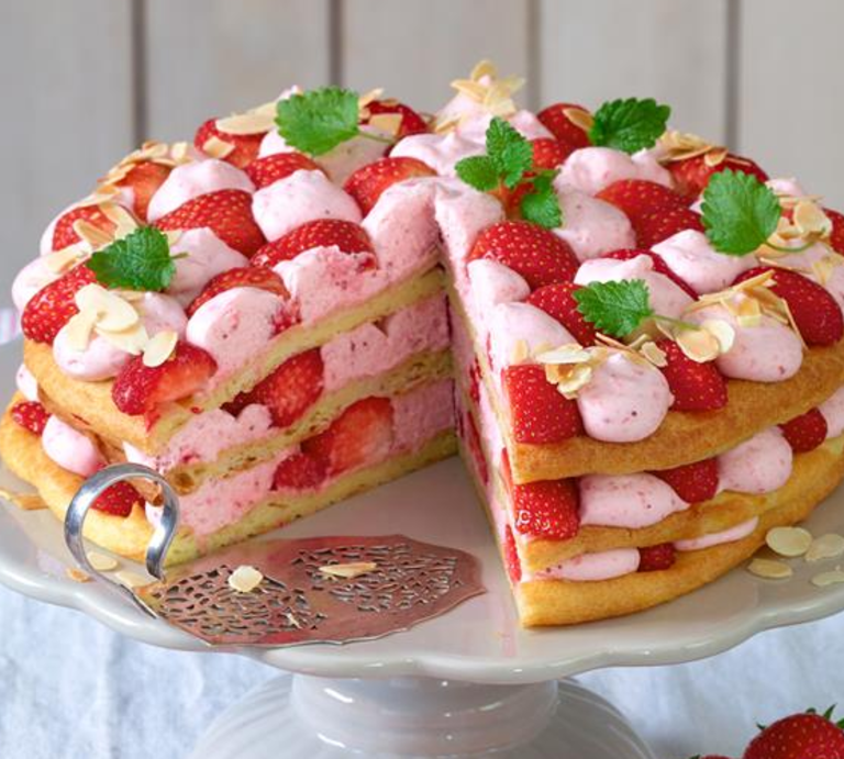 Windbeutel-Torte mit Erdbeer-Sahne auf einem weißen Tortenteller. | © Foto: Matthias Liebich