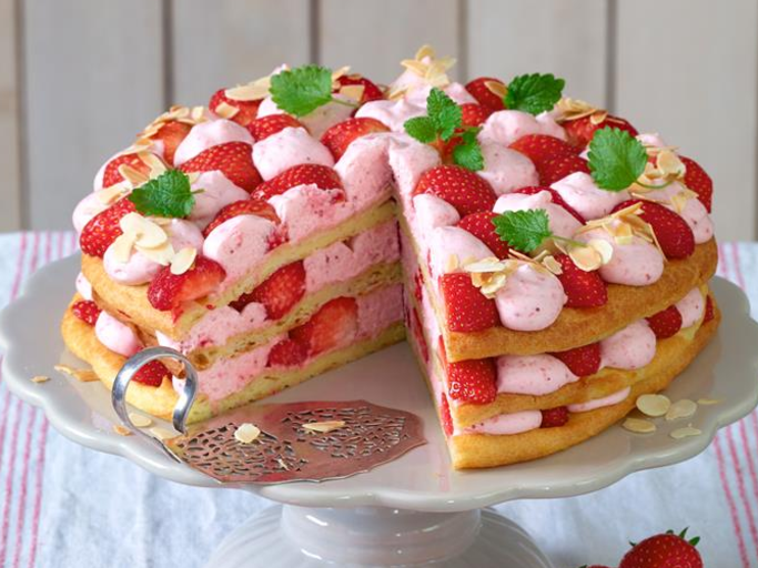 Windbeutel-Torte mit Erdbeer-Sahne auf einem weißen Tortenteller. | © Foto: Matthias Liebich