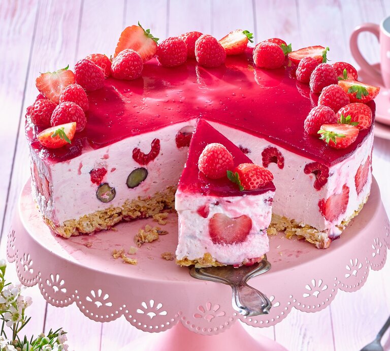 Beeren-Quark-Torte auf einem rosa Tortenteller.  | © Matthias Liebich