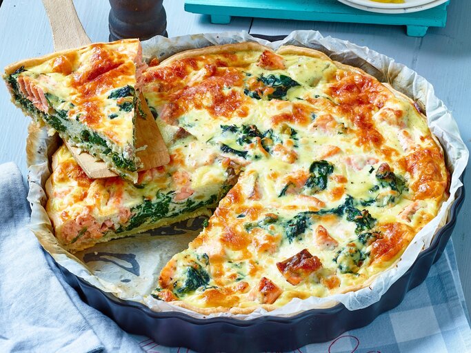 Schlank-Rezept zum Sammeln: eine köstliche Lachs-Spinat-Quiche. | © Matthias Liebich