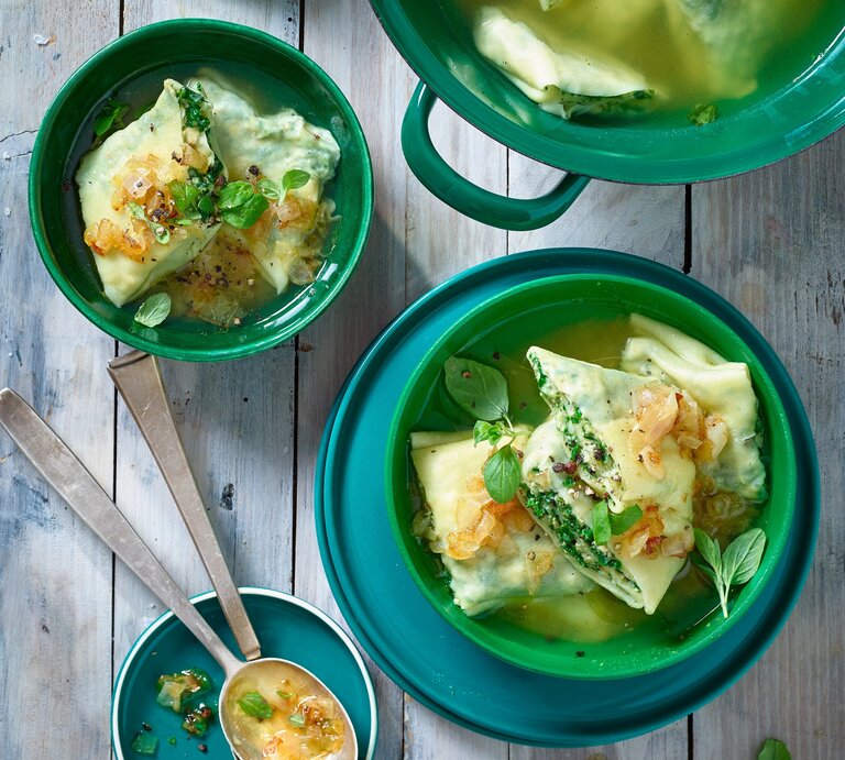 Grünkohl Maultaschen in grünen Schüsselchen auf grauem Hintergrund.  | © Matthias Liebich