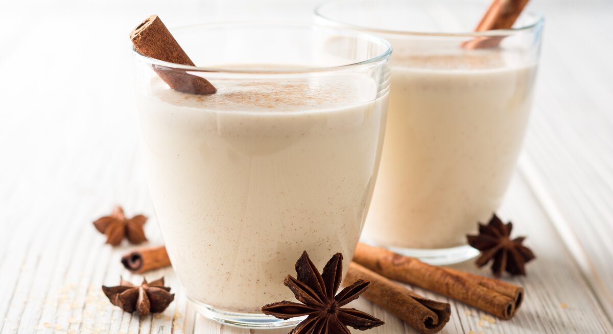 Glas mit festlich dekoriertem Eggnog. 