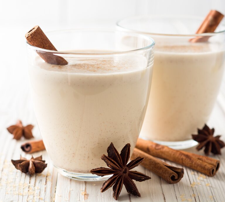 Glas mit festlich dekoriertem Eggnog.  | © iStock/Andrey Zhuravlev