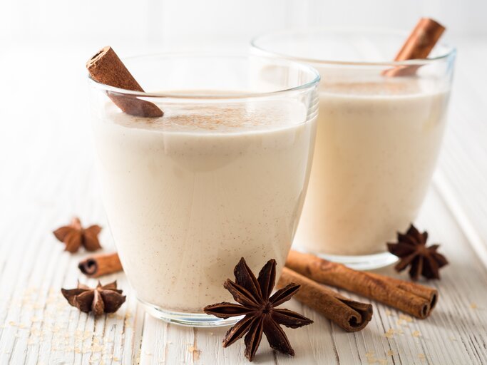 Glas mit festlich dekoriertem Eggnog.  | © iStock/Andrey Zhuravlev