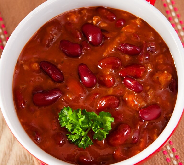 Die Mitternachtssuppe auf einem Holztisch nah und direkt von oben fotografiert. | © iStock/ Salima Senyavskaya
