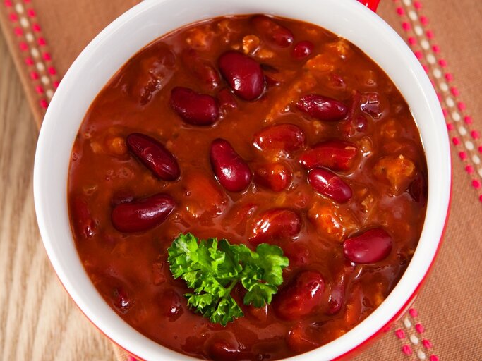Die Mitternachtssuppe auf einem Holztisch nah und direkt von oben fotografiert. | © iStock/ Salima Senyavskaya