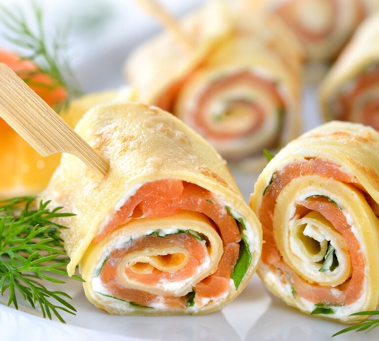 Lachs-Crêpe-Röllchen | © iStock/kabVisio