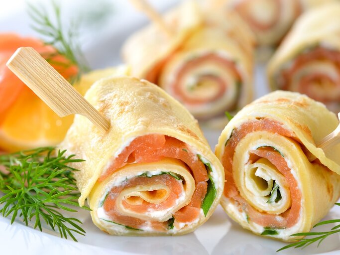 Lachs-Crêpe-Röllchen | © iStock/kabVisio