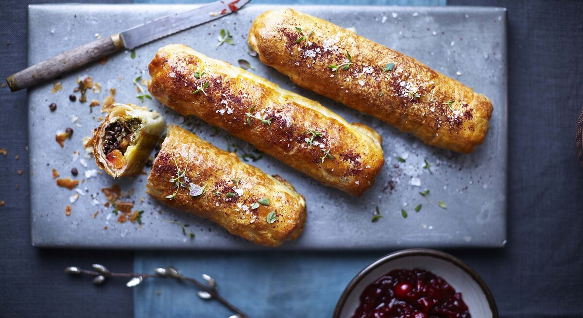 Rote-Bete-Kürbis-Wellingtons mit Grünkohlpesto