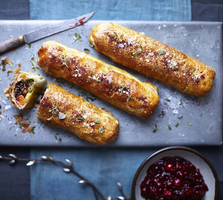 Rote-Bete-Kürbis-Wellingtons mit Grünkohlpesto | © StockFood/ Immediate Media / Good Food
