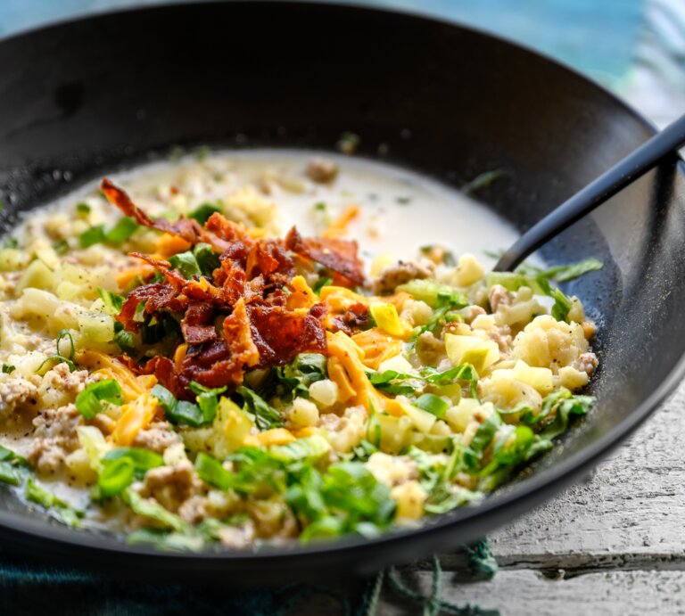 Hackfleisch, Bacon und Käse in Sahnesoße in einer Pfanne. | © GettyImages/lisegagne