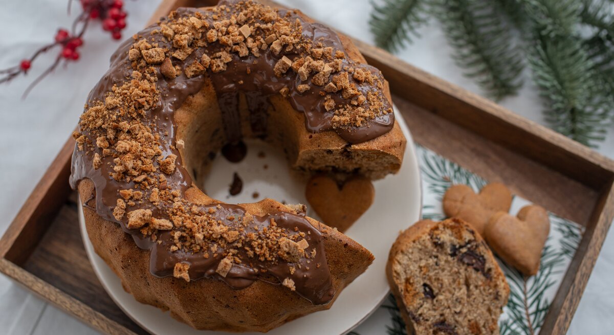Gugelhupf mit Schokoguss und bestreut mit Lebkuchenbröseln. 