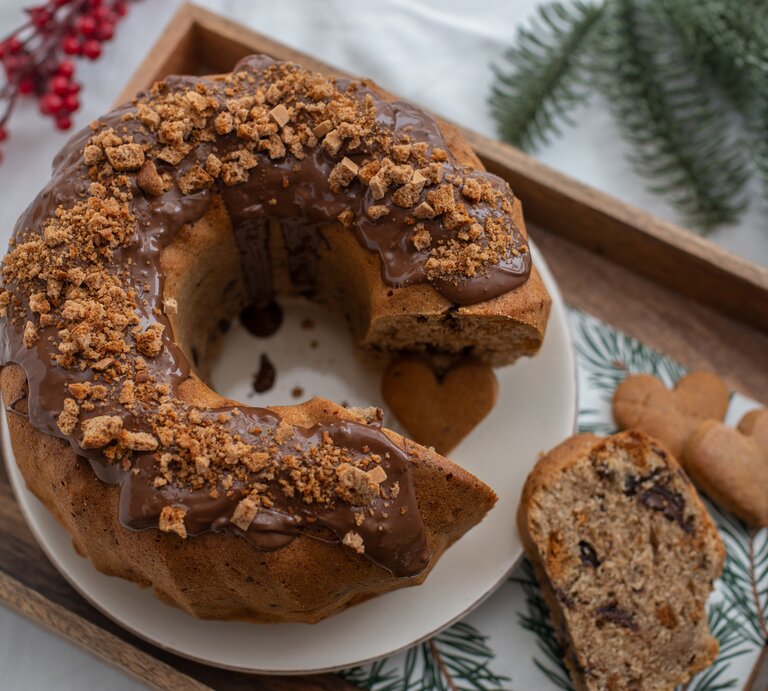 Gugelhupf mit Schokoguss und bestreut mit Lebkuchenbröseln.  | © iStock.com/A_Lein