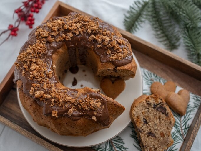 Gugelhupf mit Schokoguss und bestreut mit Lebkuchenbröseln.  | © iStock.com/A_Lein