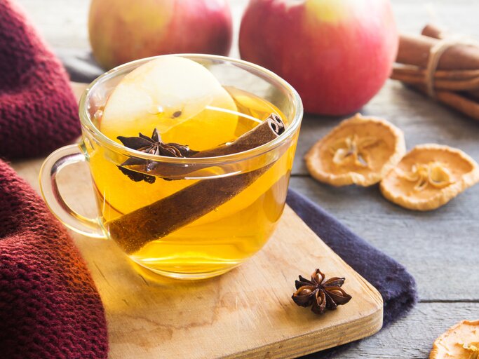 Eine durchsichtige Tasse mit weißem Glühwein.  | © iStock/Mizina