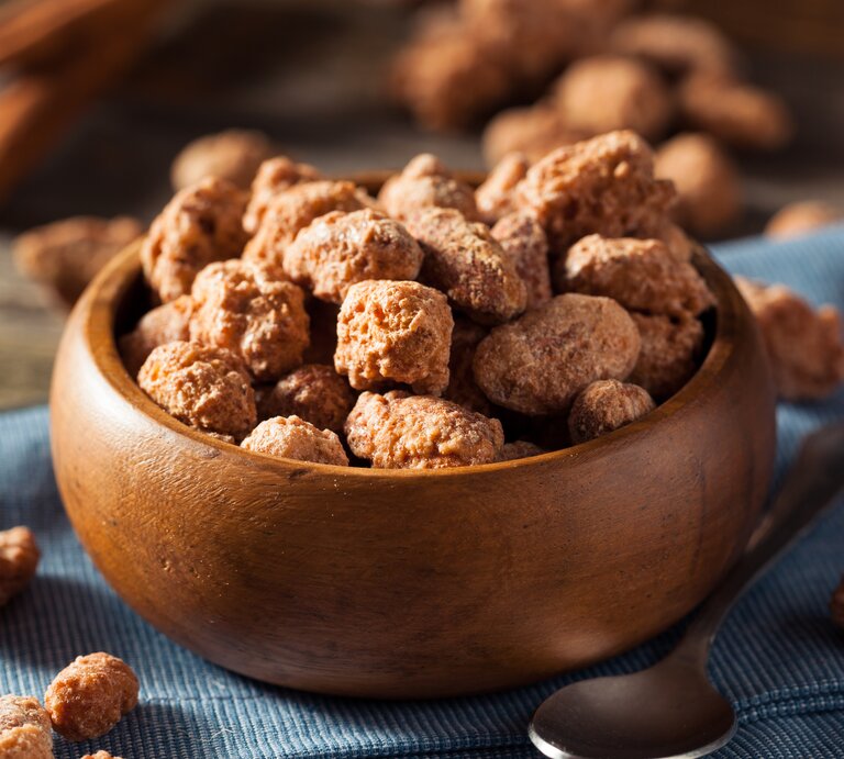 Schale mit gebrannten Mandeln | © iStock/bhofack2