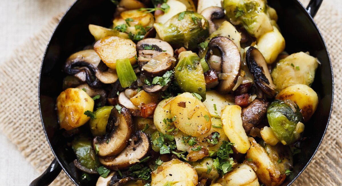 Kartoffelpfanne mit Rosenkohl und Champignons