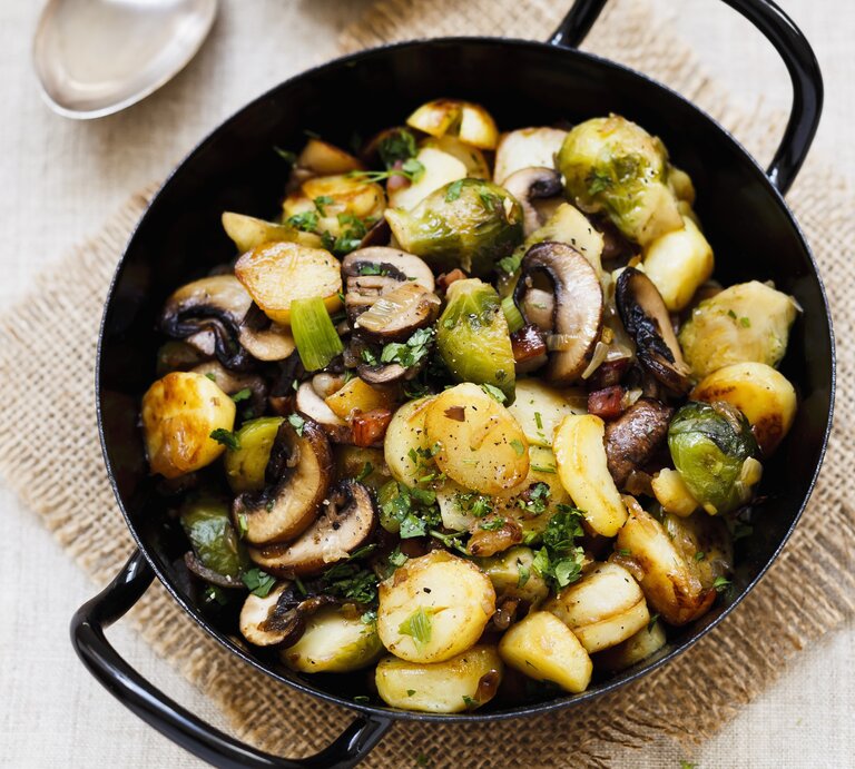 Kartoffelpfanne mit Rosenkohl und Champignons | © StockFood / Sporrer/Skowronek