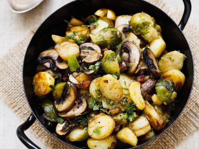Kartoffelpfanne mit Rosenkohl und Champignons | © StockFood / Sporrer/Skowronek