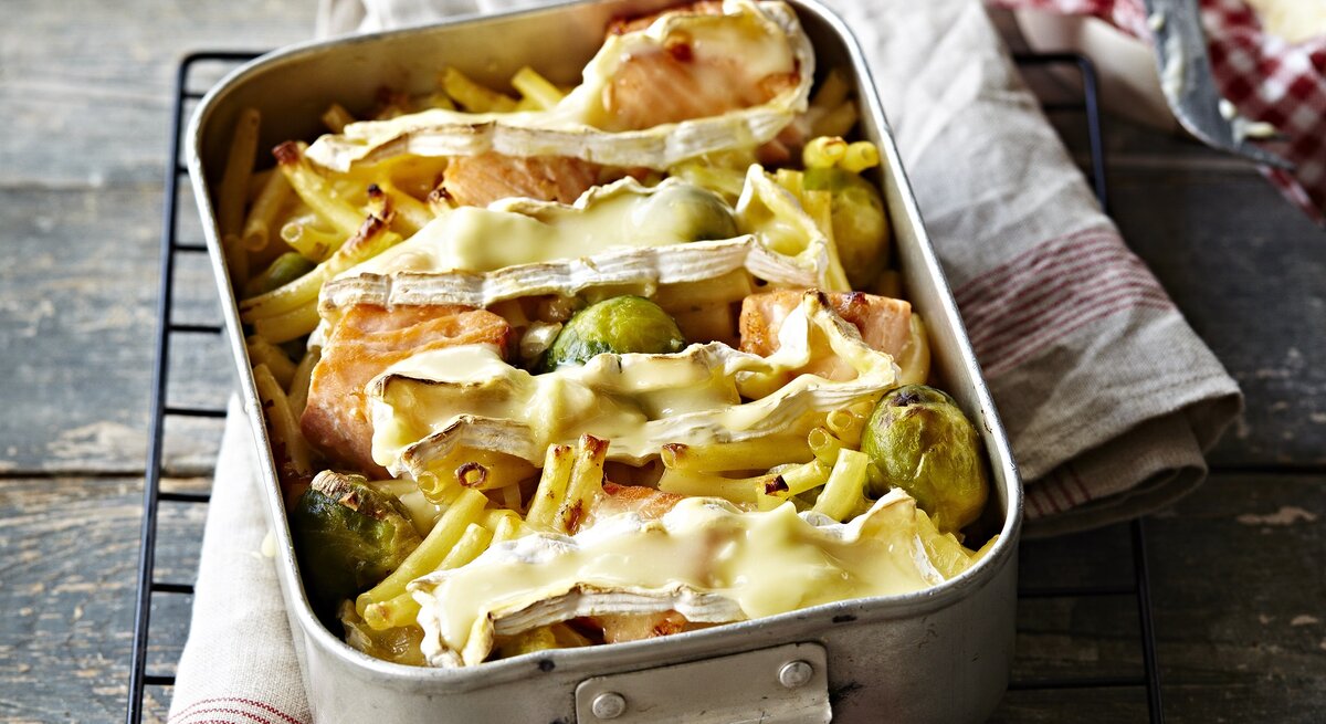 Makkaroni-Gratin mit Rosenkohl, Lachs und Camembert