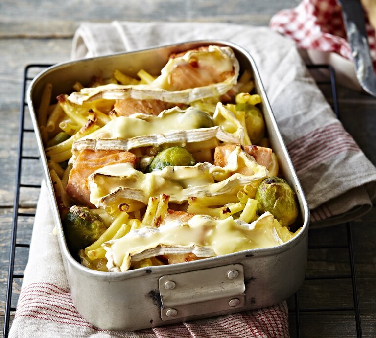 Makkaroni-Gratin mit Rosenkohl, Lachs und Camembert | © StockFood / PhotoCuisine / Swalens, Tom