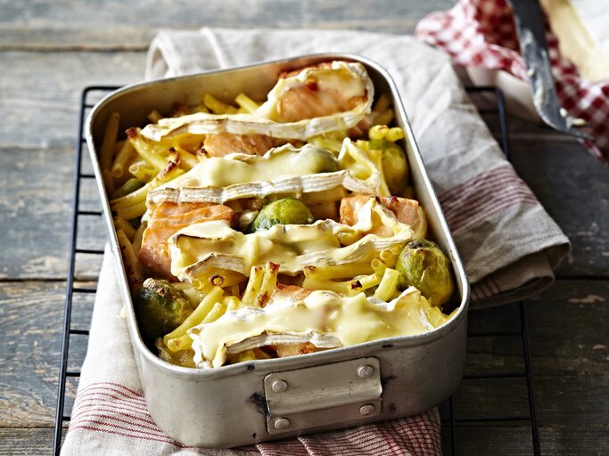 Makkaroni-Gratin mit Rosenkohl, Lachs und Camembert | © StockFood / PhotoCuisine / Swalens, Tom