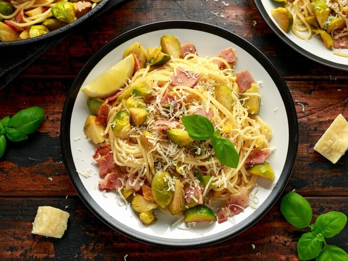 Draufsicht auf einen Teller mit Carbonara mit Rosenkohl. | © iStock.com/DronG